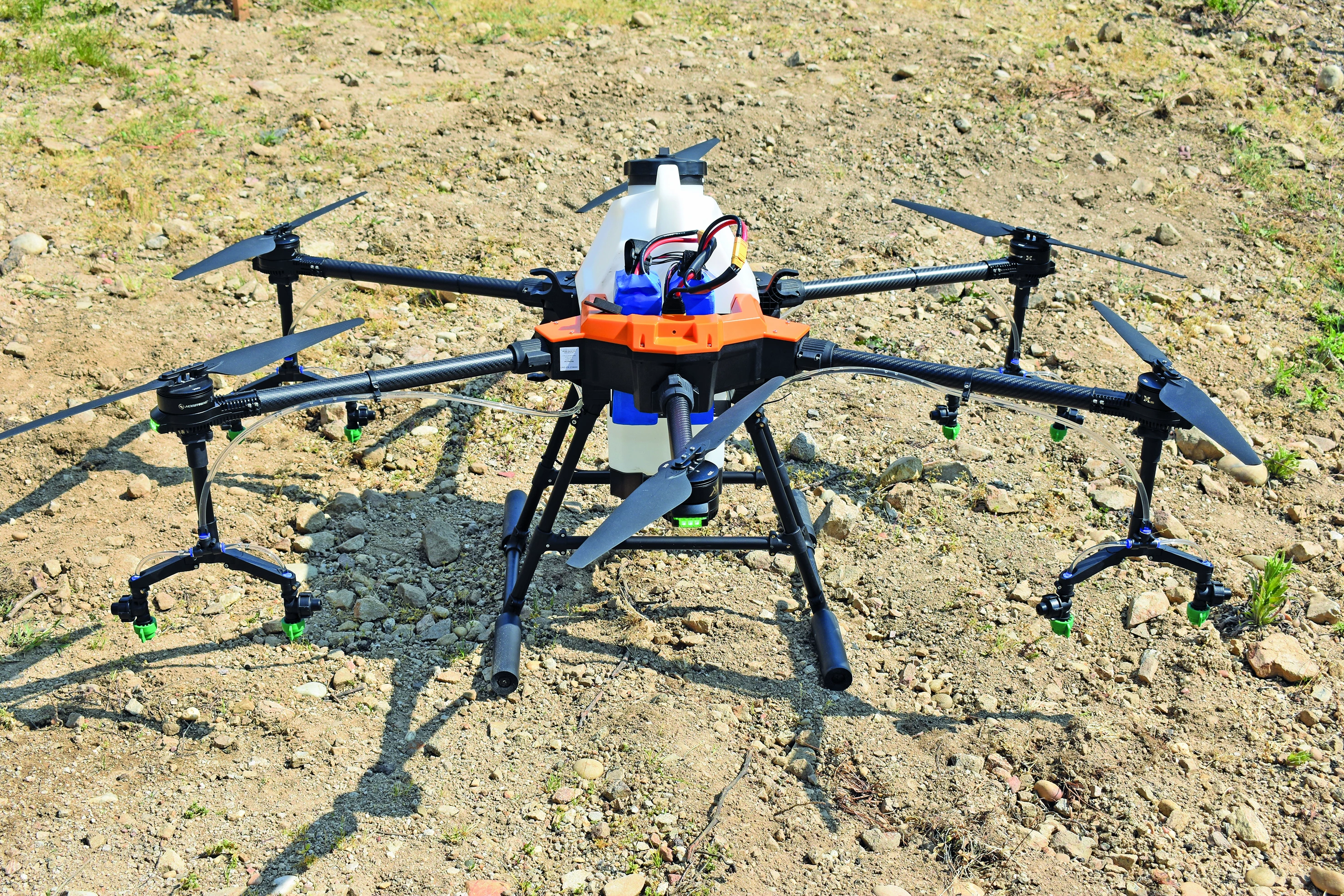 Traitements phytosanitaires / Le drone de Visio pro-Agriculture (Gignac, Hérault)