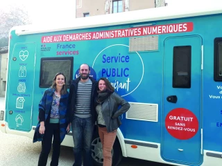 Un bus France services en basse vallée  de la Drôme et Haut Roubion