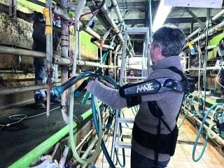 L’exosquelette bienvenu en salle de traite