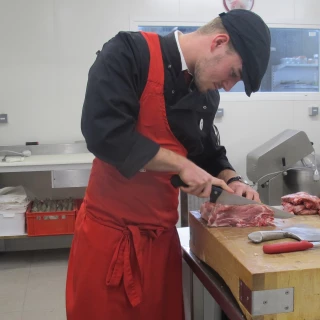 De la carcasse au produit fini, la passion d’un jeune boucher ardéchois