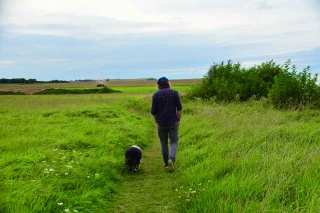 L’agriculteur et son chien  de compagnie