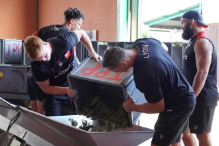 Des rugbymen mettent la main au sécateur