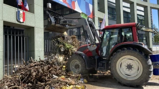 Des agriculteurs déversent leur colère devant la préfecture