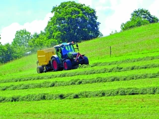 Récolte de l’herbe en pente 